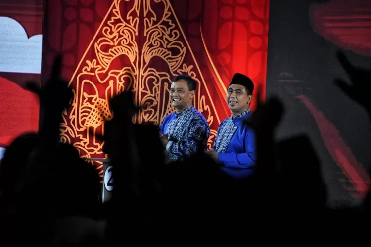 Para pendukung paslon 02 Pilgub Jateng, Ahmad Luthfi-Taj Yasin. Saat debat kedua pendukung paslon sempat panas. (Ayosemarang.com/ Audrian Firhannusa)