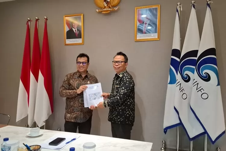 Ketua Komite Tanggung Jawab Perusahaan Platform Digital untuk Jurnalisme Berkualitas (KTP2JB), Dr Suprapto Sastro Atmojo (kanan) menyerahkan dokumen Panduan Pelaksanaan Fungsi Pengawasan Pemenuhan Kewajiban Perusahaan Platform Digital untuk Jurnalisme berkualitas kepada Wakil Menteri Komunikasi dan 