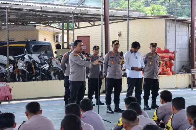 Kapolres Kendal memberikan arahan kepada bhabinkamtibmas jelang Pilkada 2024.  (edi prayitno/kontibutor kendal)