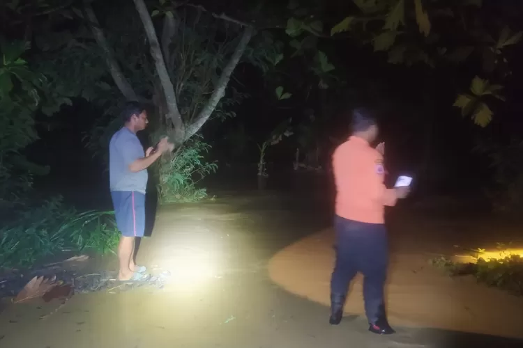 Petugas BPRD Kendal melakukan pemantauan di pemukiman yang berada di bawah tanggul sungai Bodri Selasa 12 november 2024 dinihari.  (Dokumen BPDB Kendal)