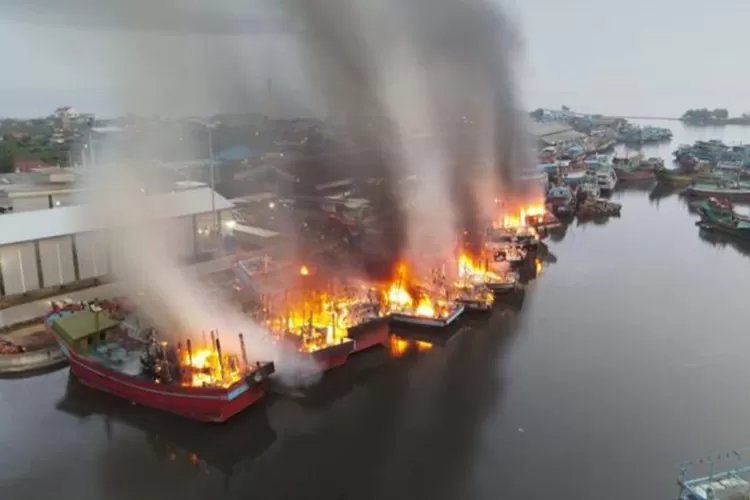 Penampakan 12 kapal yang terbakar di Pelabuhan Pekalongan.  (Polda Jateng)