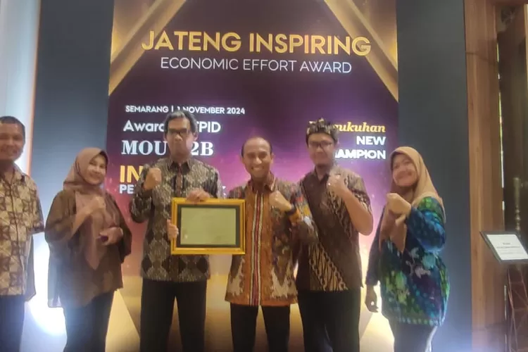 Pemerintah kabupaten Kendal menerima penghargaan kabupaten/kota pengendalian inflasi terbaik di Jawa Tengah kategori Indeks Perkembangan Harga (IPH) Tahun 2024.  (dokume Kominfo Kendal)