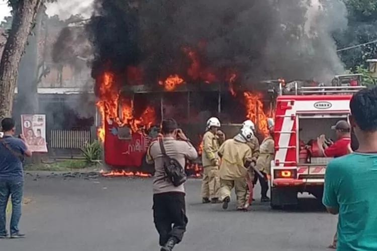 Kebakaran bus Trans Semarang di Gunungpati Semarang. Diduga karena korsleting. (istimewa)