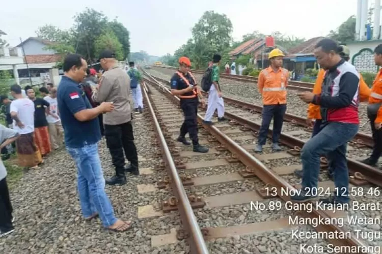 Petugas saat melakukan evakuasi perempuan yang tertemper kereta di Tugu Semarang. (Istimewa)