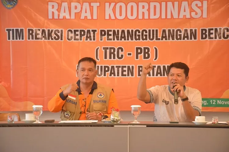 Plt Kepala Pelaksana BPBD Batang Ulul Azmi saat memberikan motivasi kepada peserta rakor BPBD.  (Muslihun/Kontributor Batang)