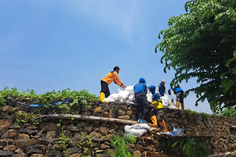Penanganan darurat tanggul Sungai Bodri yang bocor di Desa Lanji Patebon.  (edi prayitno/kontributor kendal)