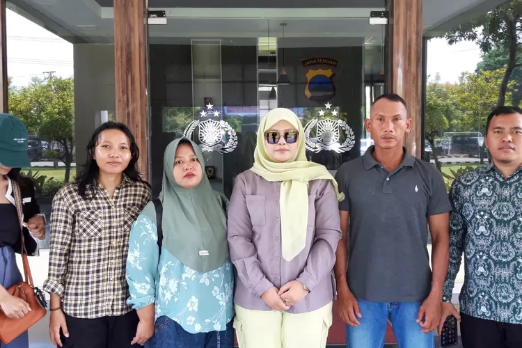 Keluarga korban penganiayan di Desa Kedungsuren&nbsp; bersama tim kuasa hukum di Polres Kendal, Kamis 14 november 2024.  (edi prayitno/kontributor kendal)