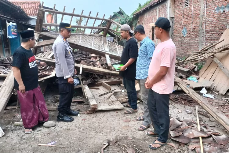 Kades Laban dan kapolsek Kangkung mengecek kondisi rumah milik Kumanah yang ambruk Kamis 14 november 2024.  (edi prayitno/kontributor kendal)
