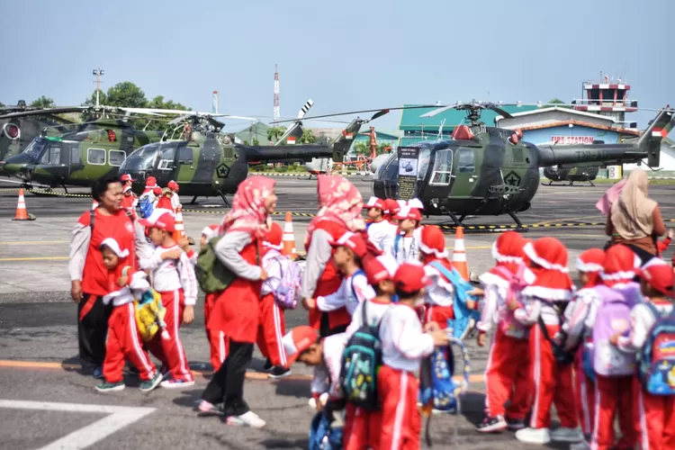 Anak-anak TK sedang melihat pameran helikopter tempur di Bandara Lama Ahmad Yani dalam acara Penerbad Expo 2024. (Ayosemarang.com/ Audrian Firhannusa)