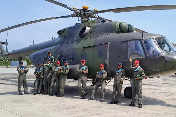 Prajurit dari Penerbad Semarang yang merupakan Crew helikopter MI 17 usai misi bantuan kemanusiaan korban badai kristine di Filipina.  (Ayosemarang.com/ Audrian Firhannusa)