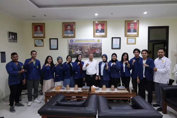 Rektor USM Dr Supari ST MT menyambut kepulangan mahasiswa Kuliah Kerja Nyata (KKN) Internasional dari Thailand.