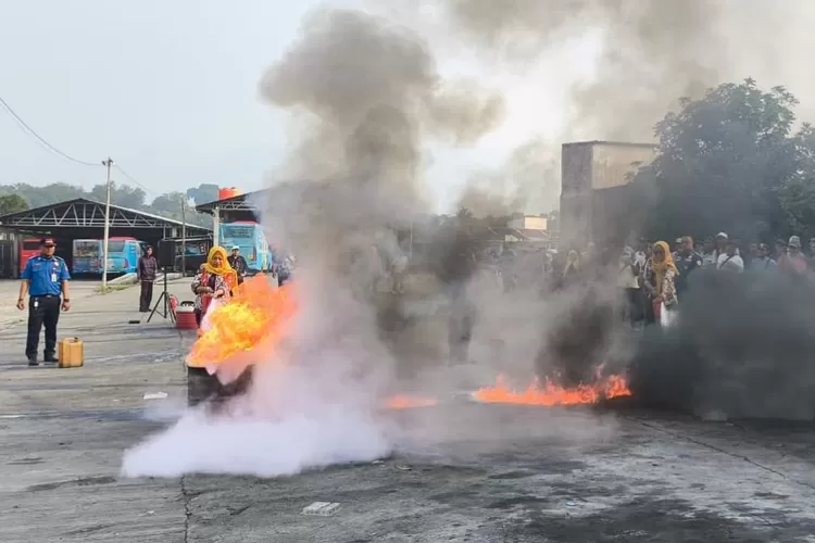 Pelatihan kebakaran yang dilakukan oleh para pegawai Trans Semarang untuk antisipasi. (Istimewa)