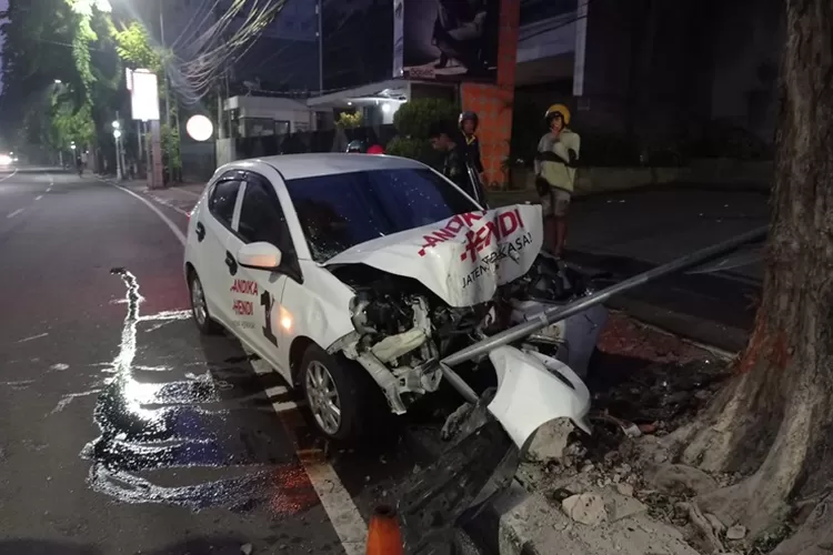 Mobil relawan Andika-Hendi ringsek setelah kecelakaan di Japan Veteran Semarang.  (Istimewa)