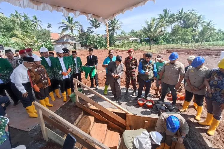 Peletakan batu pertama pembangunan program pembibitan ulama Tafaqquh Fid Diin, di &nbsp;Ponpes Muhammadiyah Darul Aqram Patean Minggu 17 November 2024.  (edi prayitno/kontributor Kendal  &nbsp;)