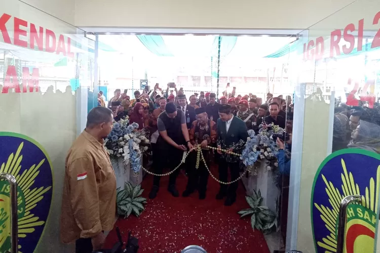 Sekretaris Umum PP Muhammadiyah yang juga Menteri Pendidikan Dasar dan Menengah memotong pita soft opening RSI Muhammadiyah 2 Kendal Minggu 17 November 2024.  (edi prayitno/kontributor Kendal)