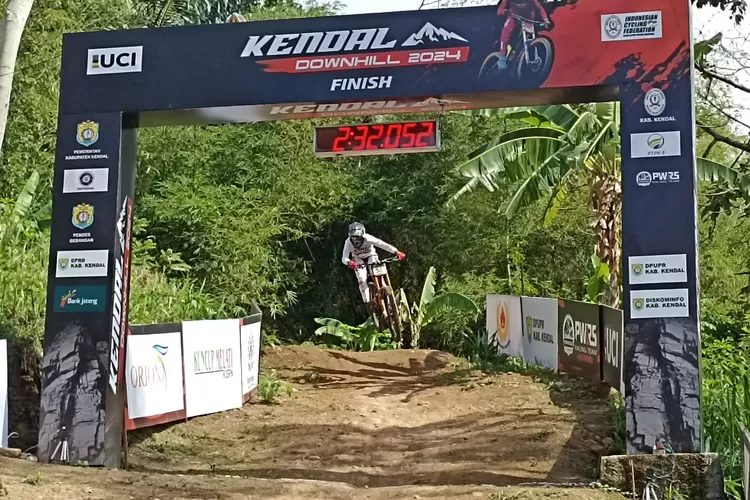 Salah satu peserta Kendal Downhill 2024 beraksi di lintasan Desa Gebangan Kecamatan Pageruiyung Minggu 17 November 2024.  (edi prayitno/kontributor Kendal  &nbsp;)