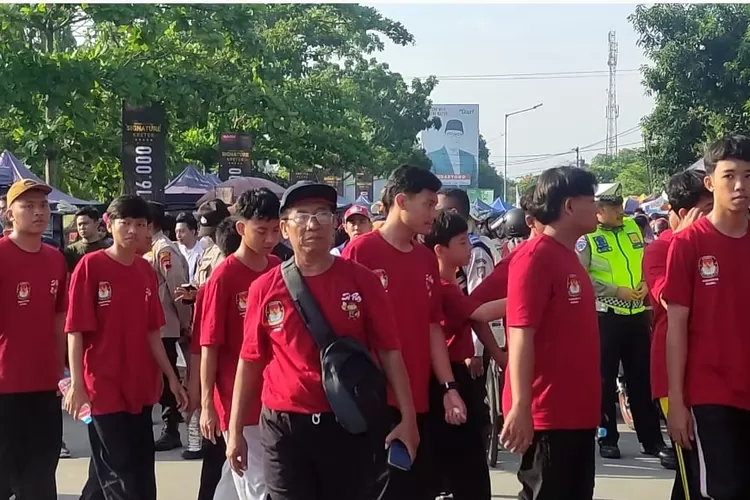 Pelajar di Kendal ikut jalan sehat dakan rangka Sosialisasi Pilkada Serentak 2024 di stadion Kebondalem Minggu 17 november 2024.  (edi prayitno/kontributor Kendal)