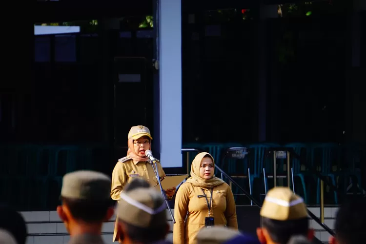 Pj Bupati Batang Lani Dwi Rejeki saat menjadi pembina apel di halaman Pendapa Kabupaten Batang, Senin 18 November 2024. (Dok)