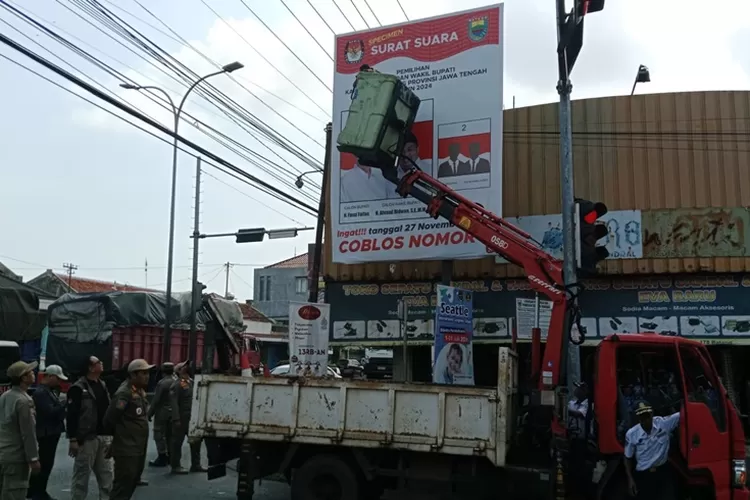 Bawaslu Batang bersama tim gabungan copt APK melanggar regulasi.  (Muslihun/Kontributor Batang)