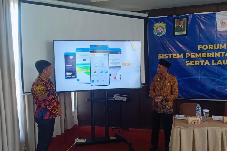 Penjabat (Pj) Sekda Kendal Agus Dwi Lestari didampingi Kepala Diskominfo Kendal Ardhi Prasetyo meluncurkan Super Apps "Gampil".  (edi prayitno/kontributor kendal  &nbsp;)