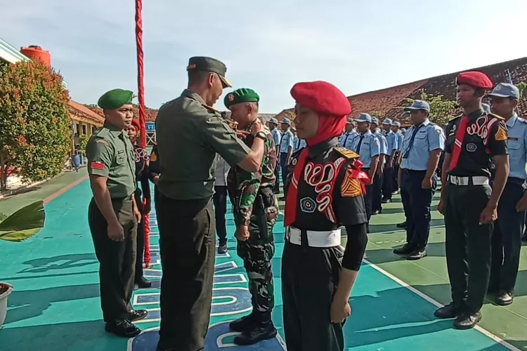 Dandim 0715 Kendal menutup bimbingan mental dan fisik siswa SMK Bina Utama Kendal rabu 20 november 2024.  (edi prayitno/kontributor Kendal)
