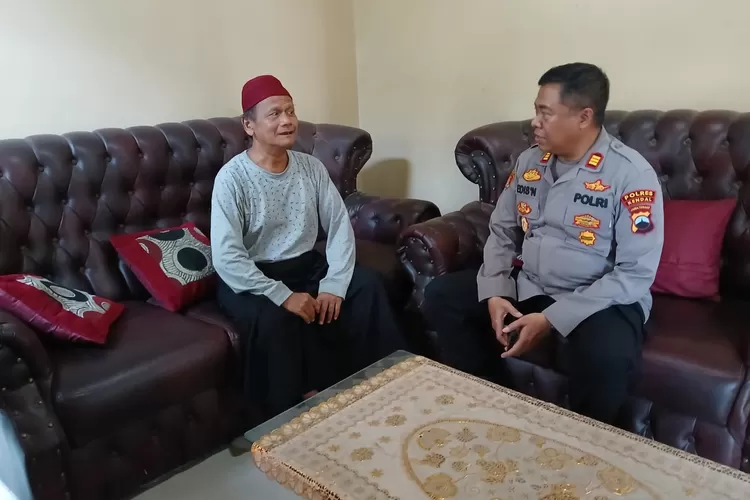 Kapolsek Kaliwungu silaturahmi ke kediaman Kyai Noer Hasyim Rabu 20 november 2024.  (dokumen Polsek Kaliwungu)