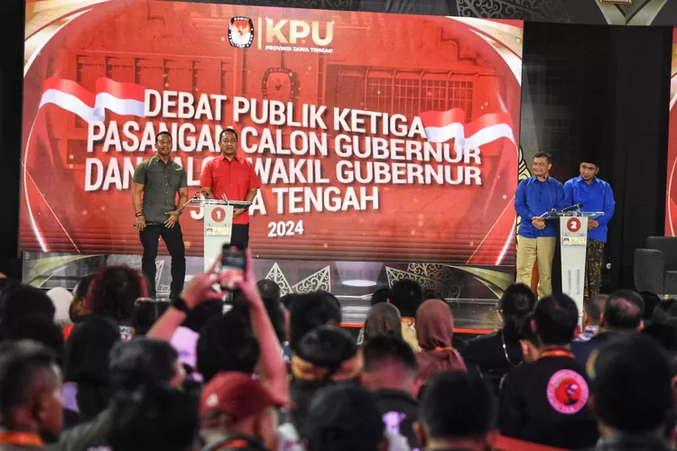 Debat terakhir Pilgub Jateng. Kedua paslon sama-sama berurusan dengan pendukung. (Ayosemarang.com/ Audrian Firhannusa)
