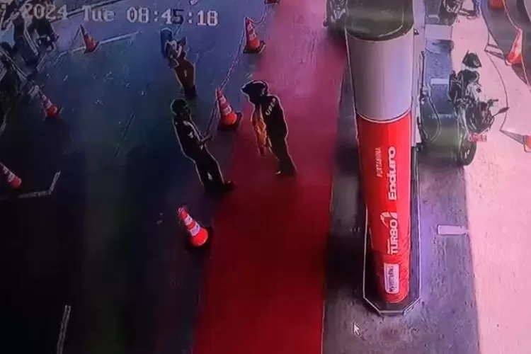 pengendara motor pelat merah melakukan kekerasan fisik kepada pegawai SPBU perempuan di Semarang. (istimewa)