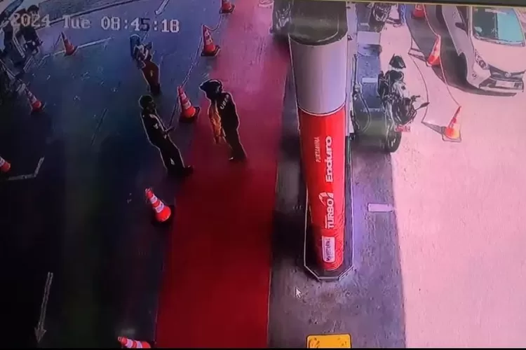 Pengendara motor plat merah yang menempeleng pegawai SPBU di Semarang. Pertamina dorong korban lakukan pelaporan. (Istimewa)