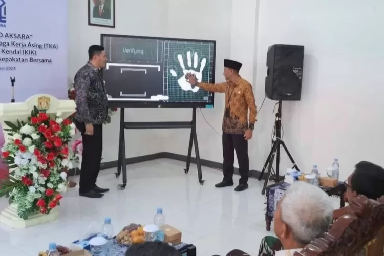 Pj Sekda Kendal bersama Kepala Badan Kesbangpol meluncurkan inovasi Posko Aksara (Antisipasi Konflik Sosial Tenaga Kerja Asing).  (edi prayitno/kontributor kendal)