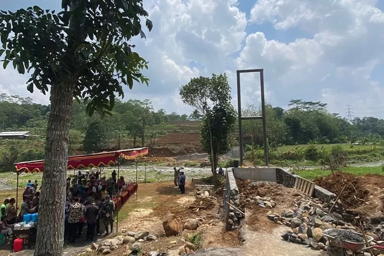 Penjabat (Pj) Bupati Batang, Lani Dwi Rejeki, saat meninjau pembangunan jembatan gantung Kranggan-Kebumen Tersono, Kamis 21 November 2024. (Muslihun/Kontributor Batang)