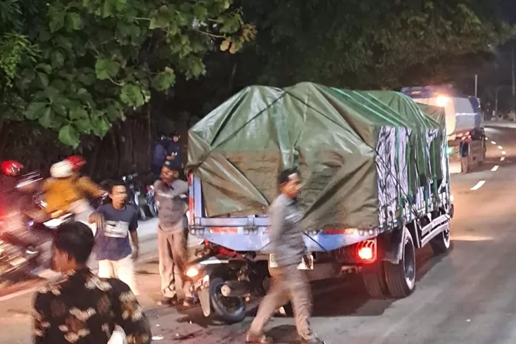 Kecelakaan pengendara motor wanita di Jalan Urip Sumoharjo, korban sampai masuk ke pantat truk.  (Istimewa)