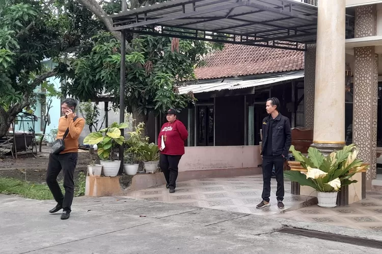 Bawaslu Kendal saat mendatangi kediaman sekretaris Dinkes untuk klarifikasi dugaan pelanggaran netralitas &nbsp;ASN Jumat 22 november 2024.  (edi prayitno/kontributor kendal)