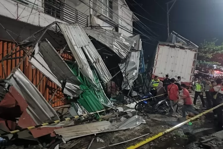 Sisa lokasi kecelakaan di Tanjakan Silayur Semarang.  Ada 13 korban dan 2 meninggal.  (Istimewa)