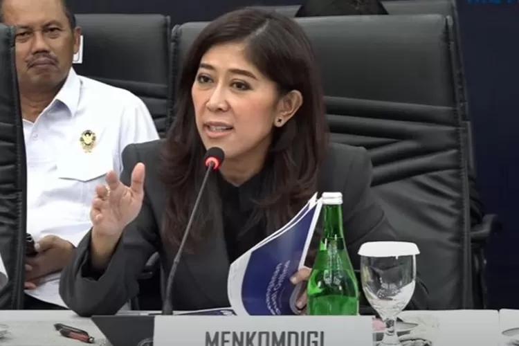 Menteri Komdigi Meutya Hafid saat konferensi pers terkait pemblokiran ratusan rekening bank yang terkait aktivitas judi online, pada Kamis, 21 November 2024. (dok)