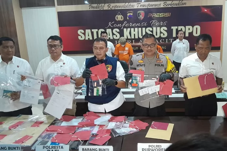 Polda Jateng mengungkap kasus perdagangan orang di beberapa wilayah Jawa Tengah. Modusnya masih iming-iming pekerjaan di luar negeri. (Ayosemarang.com/ Audrian Firhannusa)