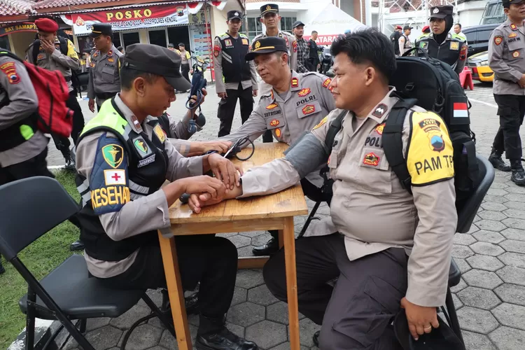 Anggota polisi yang mendapat tugas menjaga TPS menjalani pemeriksaan kesehatan sebelum digeser ke seluruh desa usai apel di Mapolres Kendal Senin 25 november 2024.  (edi prayitno/kontributor Kendal)