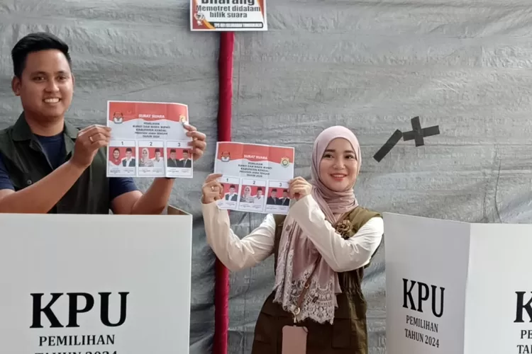 Bupati Kendal Dico M Ganinduto bersama Wynne Chaca Frederica menunjukan surat suara Pilkada 2024 di TPS 01 Tunggulrejo Kota Kendal.  (edi prayitno/kontributor kendal)