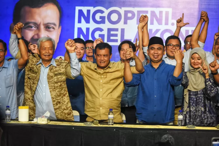 Paslon Cagub dan Cawagub Jateng nomor urut 02, Ahmad Luthfi dan Taj Yasin saat merayakan keunggulan versi quick count di Semarang. (Ayosemarang.com/ Audrian Firhannusa)