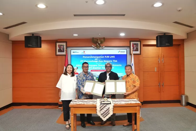 Penandatanganan PJB LNG oleh Hedi Hedianto, General Manager Sales and Operation Region III PGN dan Mohammad Mufti Amin Direktur Utama PT Indogawa Teknologi Indonesia dan Rusdi Ng selaku Direktur Utama PT Siantar Tara Sejati. (dok PGN.)