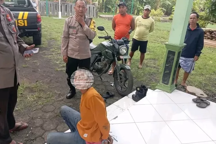 Pelaku penjambretan yang babak belur diamankan petugas Polsek Gemuh.  (dokumen)