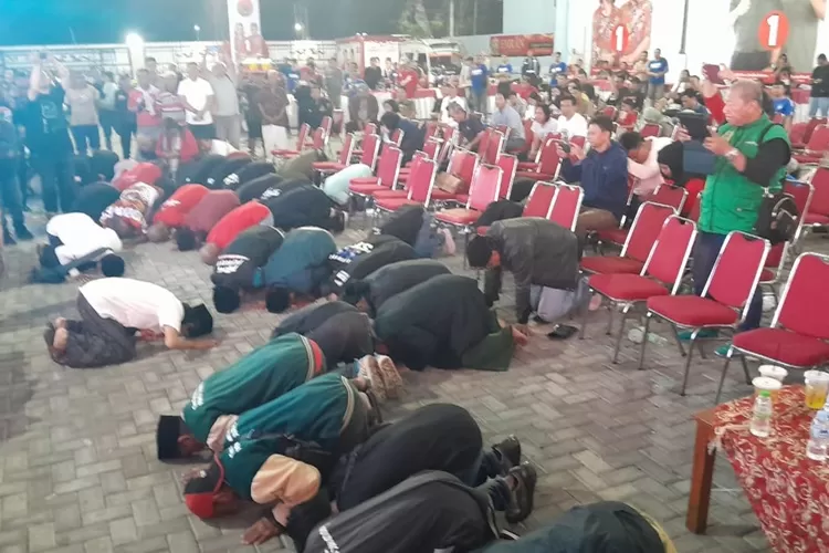 Calon Wali Kota Semarang, Agustin-Iswar Aminnuddin merayakan keunggulan di Pilwalkot Semarang sementara dengan sujud syukur.  (Ayosemarang.com/ Audrian Firhannusa)