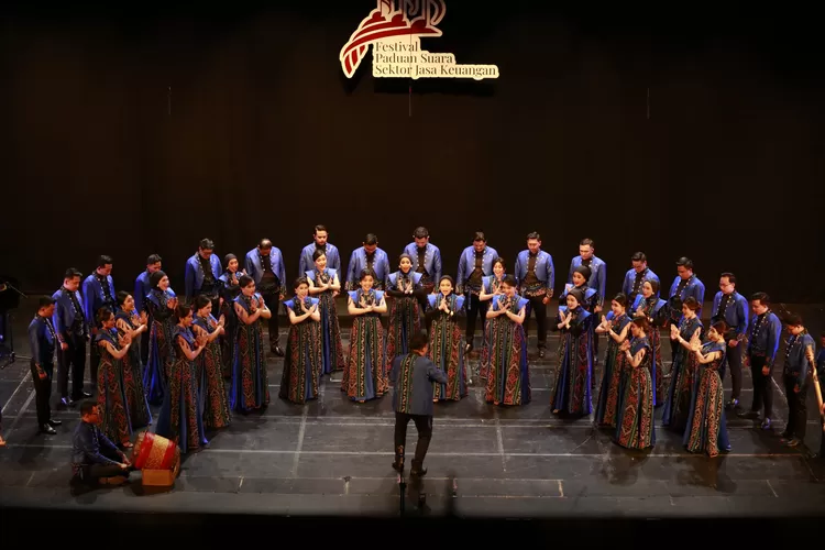 Bimasvara Bank Jateng berhasil mengukir prestasi membanggakan dalam Festival Paduan Suara Sektor Jasa Keuangan (FPSSJK) 2024. (dok Bank Jateng.)