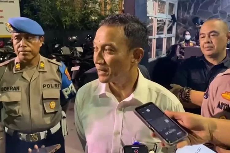 Direskrimum Polda Jateng Kombes Dwi Subagio menyatakan akan melakukan pembongkaran makam siswa SMK 4 Semarang yang tewas ditembak polisi. (Ayosemarang.com/ Audrian Firhannusa)