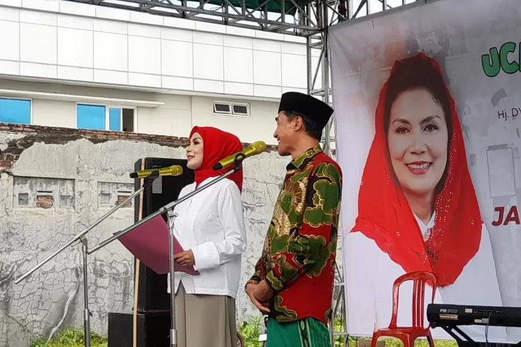 Cabup dan cawabup Kendal Dyah Kartika Permanasari dan Benny Karnadi saat menyapa pendukungnya diposko kemenangan.  (edi prayitno/kontributor kendal)