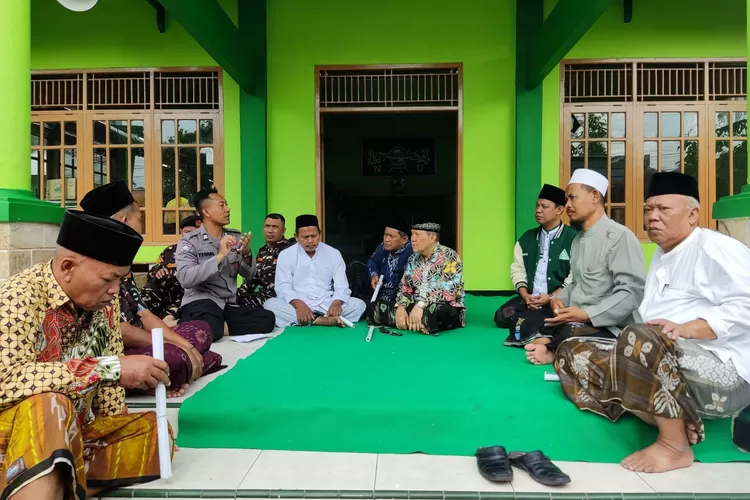 Bhabinkamtibmas Polsek Weleri melakukan kegiatan komunikasi kordinasi dengan jajaran MWC NU Kecamatan Weleri.  (edi prayitno/kontributor kendal)