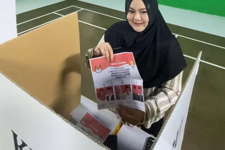Cabup Mirna Annisa saat melaksanakan pencoblosan di Pilkada 2024.  (dokumen)
