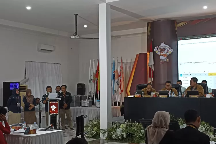 PPK Kangkung saat membacakan hasil rekapitulasi di rapat pleno terbuka KPU Kendal Selasa 3 desember 2024.  (edi Prayitno/kontributor Kendal)