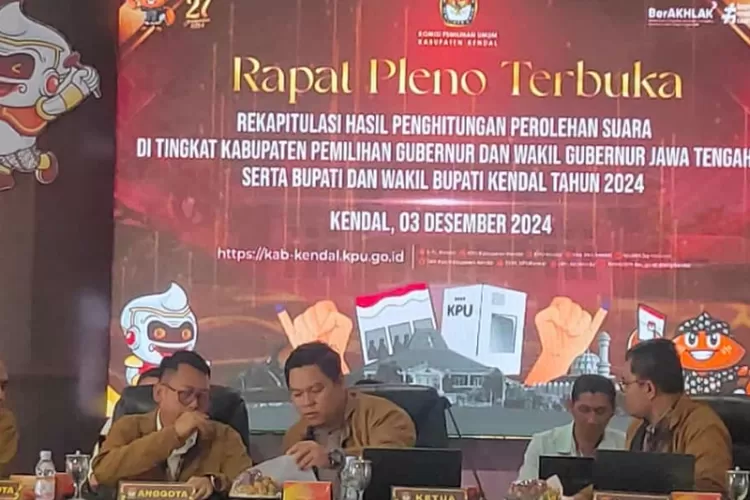 Rapat pleno rekapitulasi hasil penghitungan pemilihan gubernur jawa tengah dan bupati Kendal di Aula KPU Kendal Selasa 3 Desember 2024.  (edi prayitno/kontributor Kendal)