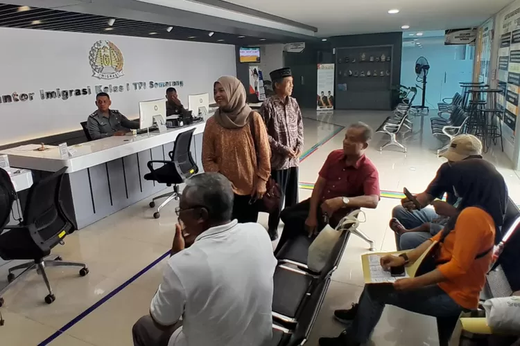 Pembuatan paspor di Kantor Imigrasi Semarang. Mulai Desember ini pembuatan paspor akan naik. (Ayosemarang.com/ Audrian Firhannusa)